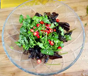 再加入香菜，小米椒。