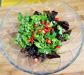 最后倒入碗汁，拌匀即可。