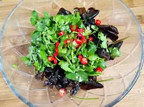 最后倒入碗汁，拌匀即可。