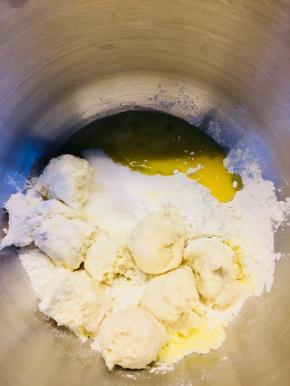 中种与主面团除黄油外的其他材料混合，面团光滑后加入黄油。