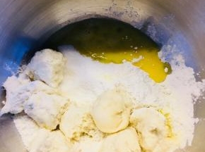 中种与主面团除黄油外的其他材料混合，面团光滑后加入黄油。