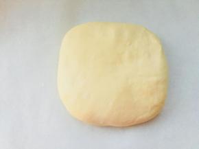 揉好的面团按扁，用保鲜膜包裹起来，放入冰箱冷冻20分钟。