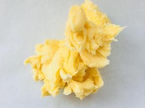 两种黄油充分软化后，加入低粉搅拌均匀。取一张油纸，将混合好的黄油放到上面。