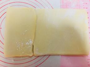 将两端边缘切掉，左起四分之一向右折，右起四分之三向左折，两头相遇。