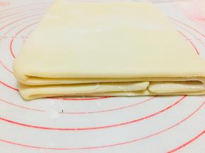 再沿着整个面片的中心位置，对折。包裹上保鲜膜放入冰箱冷藏20分钟