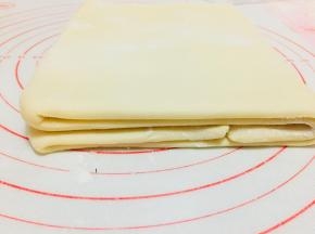再沿着整个面片的中心位置，对折。包裹上保鲜膜放入冰箱冷藏20分钟