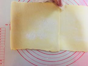 从冰箱取出，再次将面片擀成长方形，同样切掉边缘位置。面片平均分成3份，左起向右折，右起向左折，覆盖住之前着过来的面片。放入冰箱冷藏20分钟。