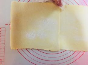 从冰箱取出，再次将面片擀成长方形，同样切掉边缘位置。面片平均分成3份，左起向右折，右起向左折，覆盖住之前着过来的面片。放入冰箱冷藏20分钟。