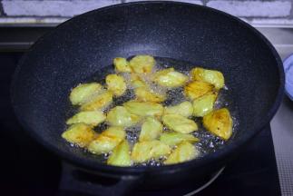 将茄子放入油锅炸熟，捞出控油备用