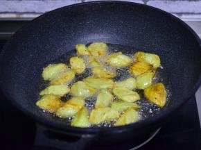 将茄子放入油锅炸熟，捞出控油备用