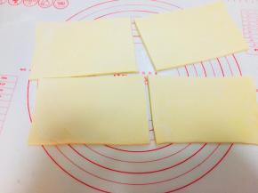 再次取出的面片。擀成长方形。感觉自己需求分割成小份。宽度感觉夹心巧克力决定。面片总长不要超过35厘米。