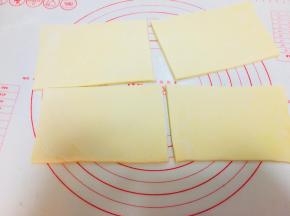 再次取出的面片。擀成长方形。感觉自己需求分割成小份。宽度感觉夹心巧克力决定。面片总长不要超过35厘米。