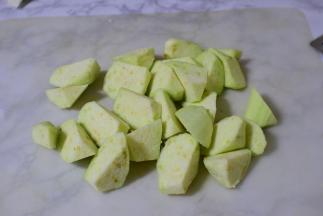 茄子去皮，切滚刀块