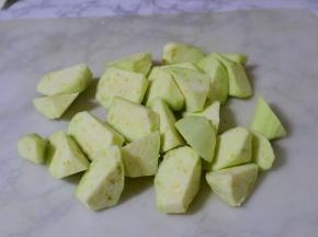 茄子去皮，切滚刀块