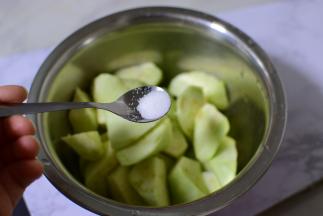 茄子加盐，拌匀，腌制15分钟