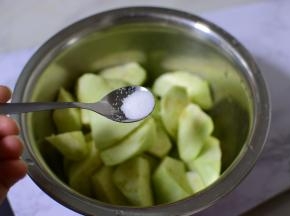 茄子加盐，拌匀，腌制15分钟