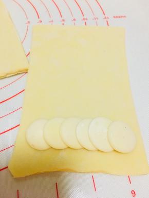 将白巧克力放置于面片底部。卷起来。