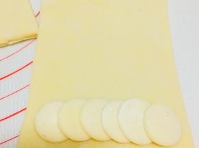 将白巧克力放置于面片底部。卷起来。