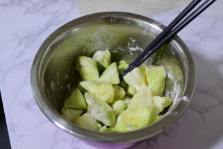 攥干水份，加入面粉，拌匀