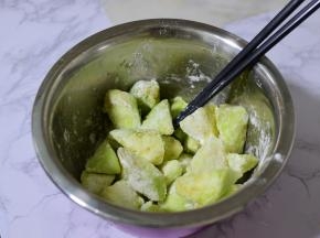 攥干水份，加入面粉，拌匀