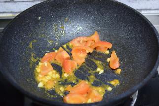 油热，加蒜炒香，加西红柿，炒一分钟