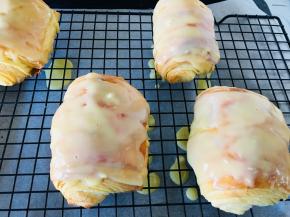 发酵至两倍大，烤箱上火180度，下火200。中下层15分钟。出炉后摊凉，表面淋面甘纳许。