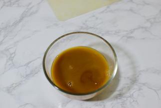 所有酱汁材料放在一起