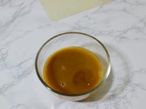 所有酱汁材料放在一起