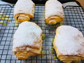 筛上糖粉。就可以吃了。