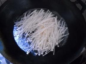 锅中烧开水，下金针菇焯10秒钟。