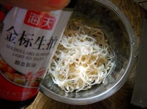 金针菇放入大碗中，加入生抽。