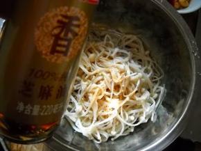 加入芝麻油拌好的金针菇鲜咸脆嫩。