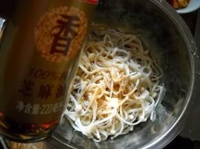 加入芝麻油拌好的金针菇鲜咸脆嫩。