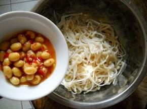 加入腊八豆，拌匀。