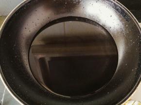 先烧一锅水，可以煮水波蛋和挂面