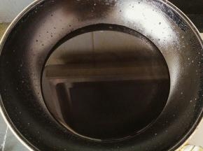 先烧一锅水，可以煮水波蛋和挂面