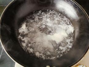 水煮沸后，煮一个水波蛋备用