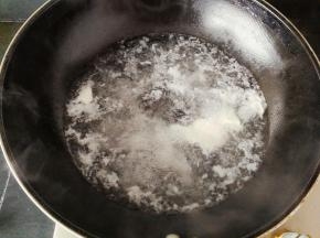 水煮沸后，煮一个水波蛋备用
