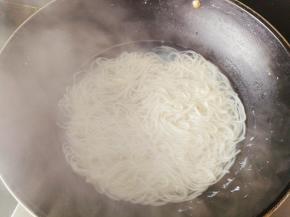 再把挂面煮至断生