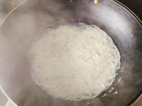 再把挂面煮至断生