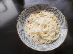 把面条捞起放入料汁碗中，倒入面汤，放点少许盐提味