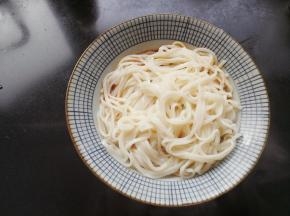 把面条捞起放入料汁碗中，倒入面汤，放点少许盐提味