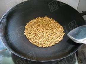 黄豆倒入干净无油锅中翻炒至熟。