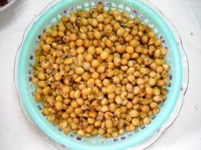 膨胀的黄豆沥干水分备用。