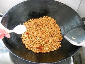 加入适量盐，炒匀。