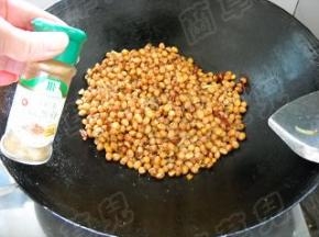 加入孜然粉，炒匀。