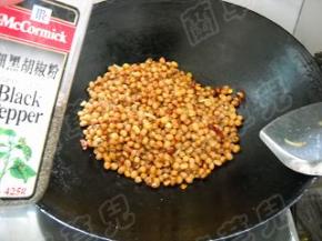 加入黑胡椒粉，炒匀。炒好的酥黄豆盛入碗中。