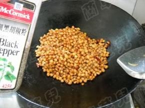 加入黑胡椒粉，炒匀。炒好的酥黄豆盛入碗中。