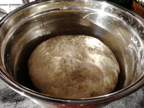 和面：加糖加酵母加鲜奶（加开水到50度）加水和面。