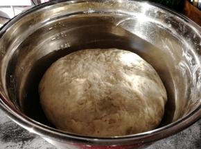 和面：加糖加酵母加鲜奶（加开水到50度）加水和面。